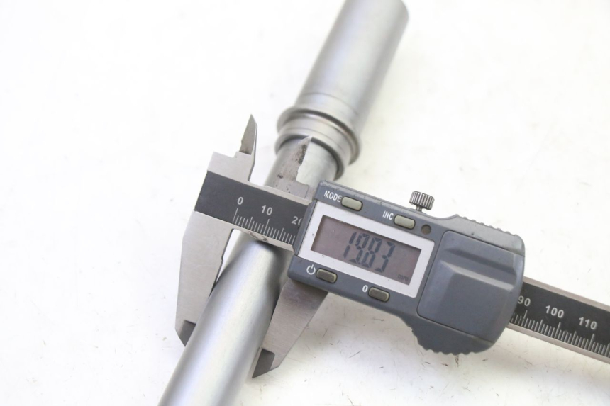 photo de FRONT WHEEL AXLE BMW G310 R 310 (2016 - 2020) - Product overview