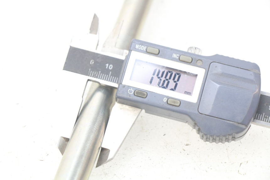 photo de FRONT WHEEL AXLE PEUGEOT GEOPOLIS 400 (2007 - 2013) - Technical close-up