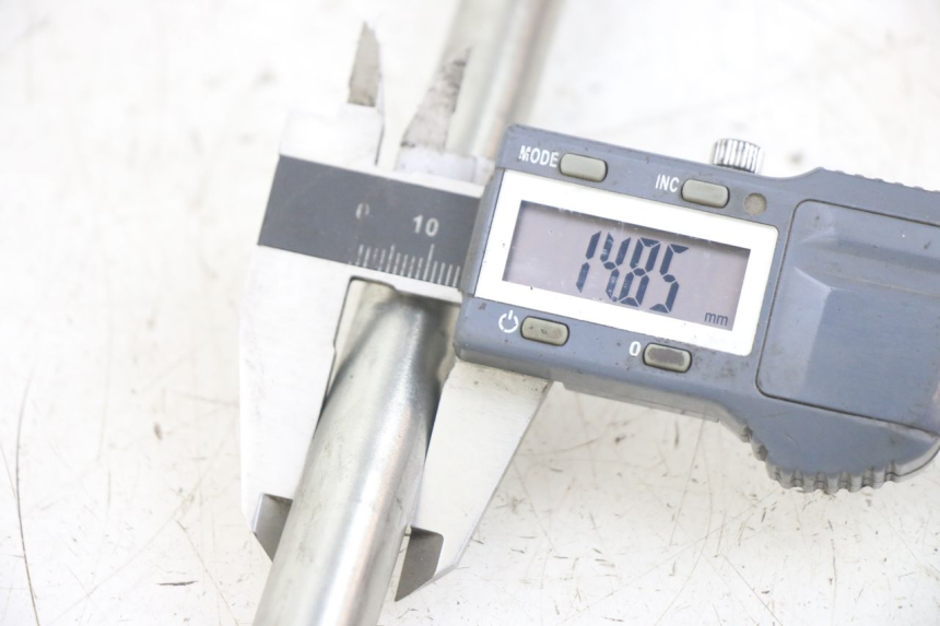 photo de FRONT WHEEL AXLE PEUGEOT GEOPOLIS RS 125 (2007 - 2009) - Component detail