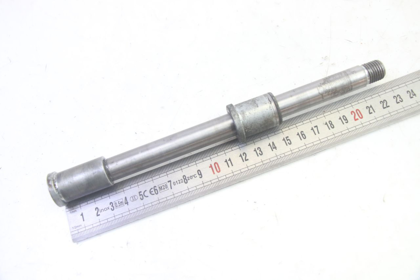 photo de FRONT WHEEL AXLE KAWASAKI GPZ RX 1000 (1986 - 1988) - Zoom on usage condition