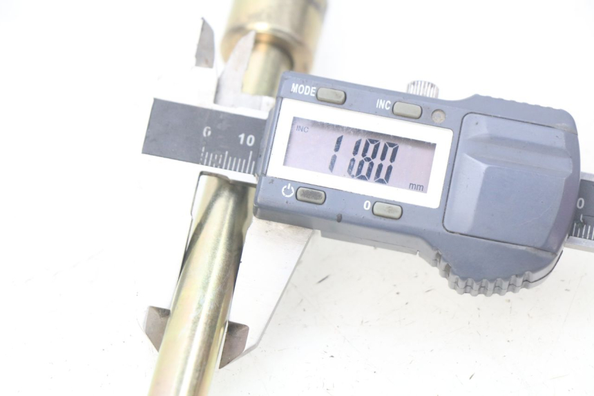 photo de FRONT WHEEL AXLE TNT MOTOR GRIDO 2T 50 (2010 - 2019) - Alternative perspective