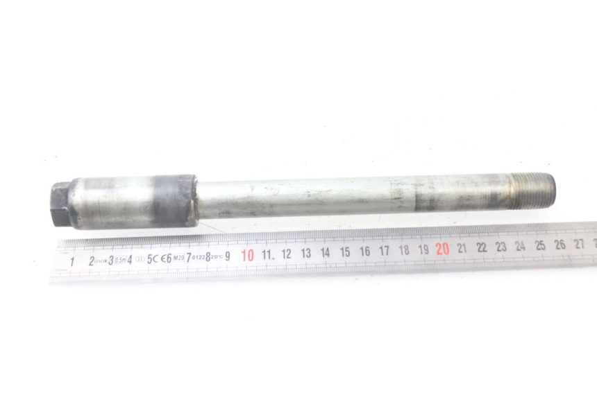 photo de FRONT WHEEL AXLE SUZUKI GSF N BANDIT 1200 (1996 - 1999) - Zoom on usage condition