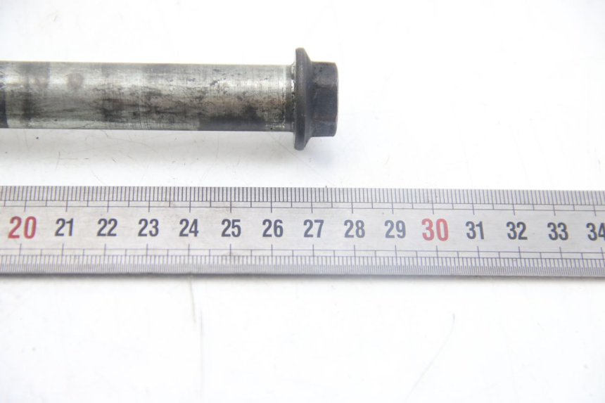 photo de FRONT WHEEL AXLE SUZUKI GSX-F GSX  F 1100 (1988 - 1994) - Technical close-up