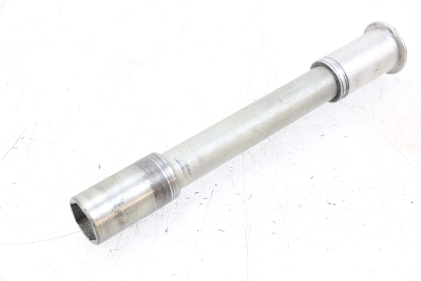 photo de FRONT WHEEL AXLE SUZUKI GSXR GSX-R 1000 (2003 - 2004) - Technical close-up