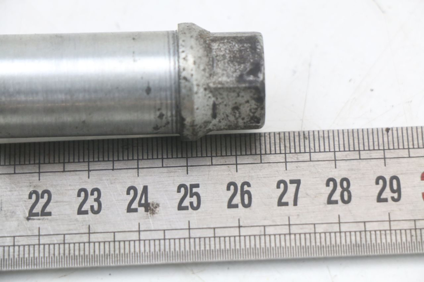 photo de FRONT WHEEL AXLE HYOSUNG GTR 125 (2006 - 2008) - Zoom on usage condition