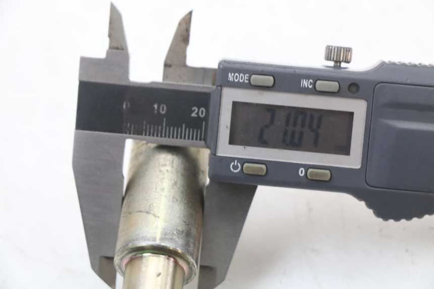 photo de FRONT WHEEL AXLE HYOSUNG GTR 125 (2006 - 2008) - Alternative perspective