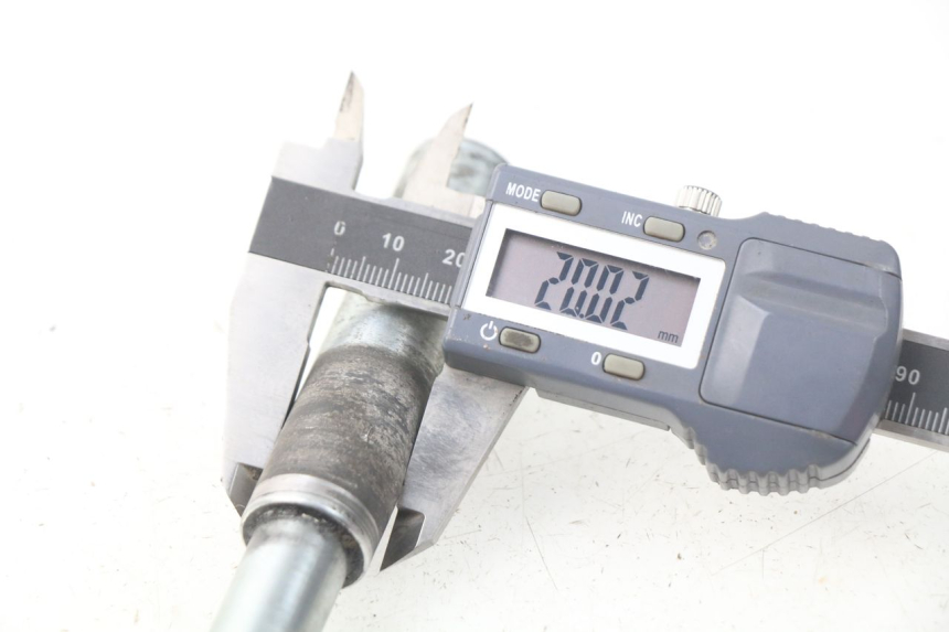 photo de FRONT WHEEL AXLE SYM GTS EFI ABS 125 (2012 - 2016) - Technical close-up