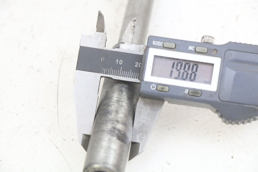 photo de FRONT WHEEL AXLE SYM GTS EFI 125 (2012 - 2016) - Alternative perspective