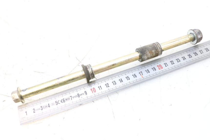 photo de FRONT WHEEL AXLE SYM GTS EVO 125 (2009 - 2013) - Zoom on usage condition