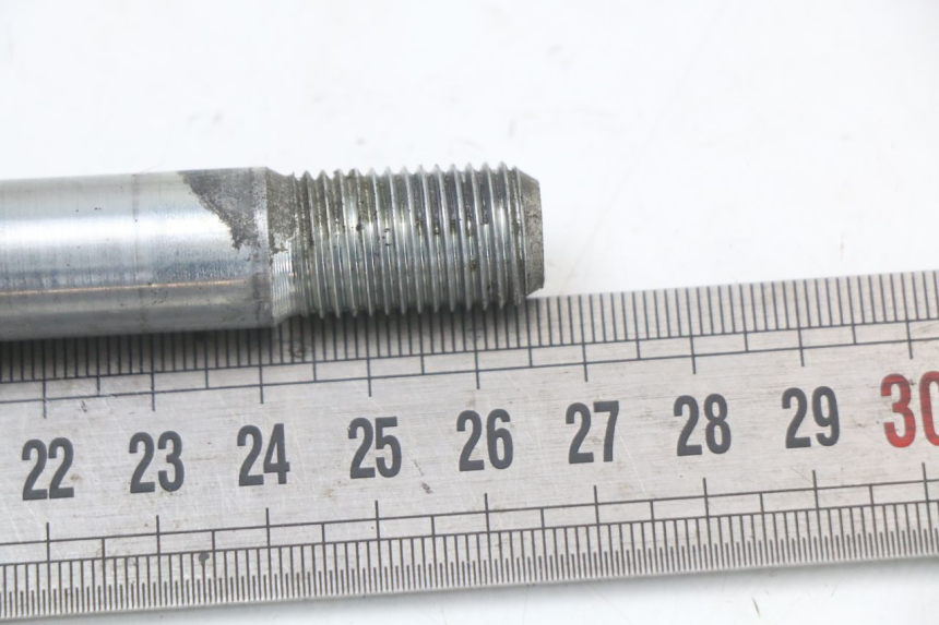 photo de FRONT WHEEL AXLE SUZUKI GZ MARAUDER 125 (1998 - 2004) - Zoom on usage condition