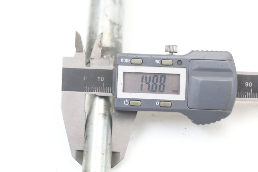 photo de FRONT WHEEL AXLE SUZUKI GZ MARAUDER 125 (1998 - 2004) - Technical close-up