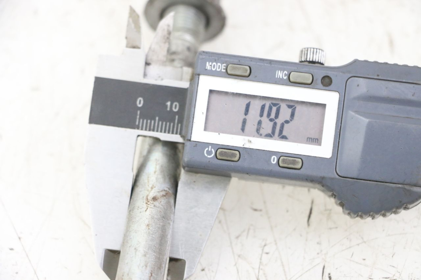 photo de FRONT WHEEL AXLE HONDA FORZA 125 (2021 - 2025) - Alternative perspective