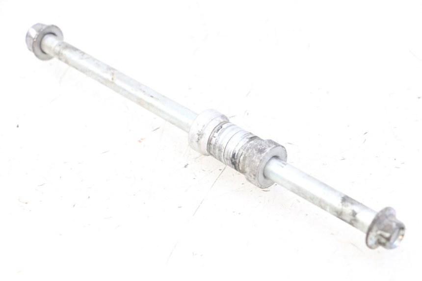 photo de FRONT WHEEL AXLE HONDA FORZA 125 (2021 - 2025) - Technical close-up