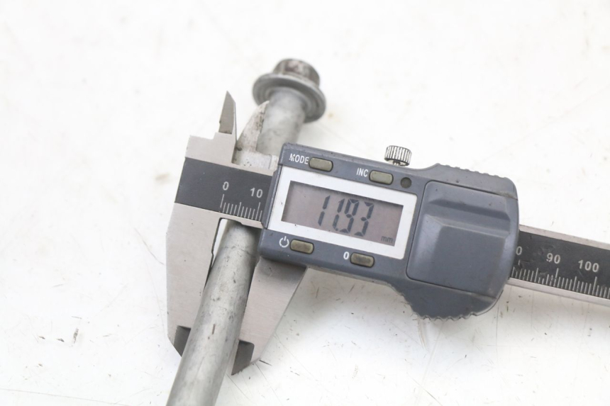 photo de FRONT WHEEL AXLE HONDA NES AROBASE 125 (2000 - 2003) - Technical close-up