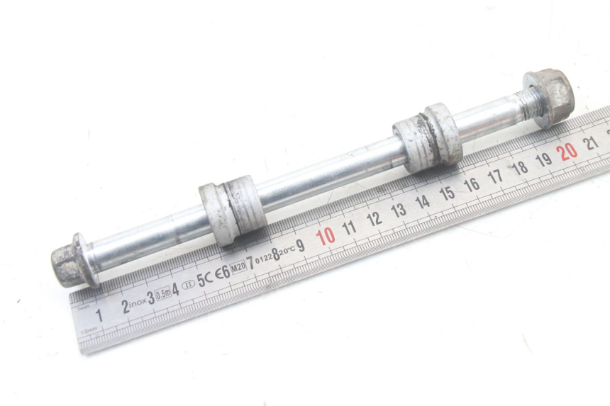 photo de FRONT WHEEL AXLE HONDA PCX (JF57/JF64) 125 (2014 - 2018) - Zoom on usage condition