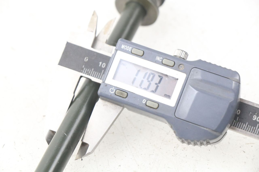 photo de FRONT WHEEL AXLE SYM JET 4 4T 50 (2018 - 2021) - Alternative perspective