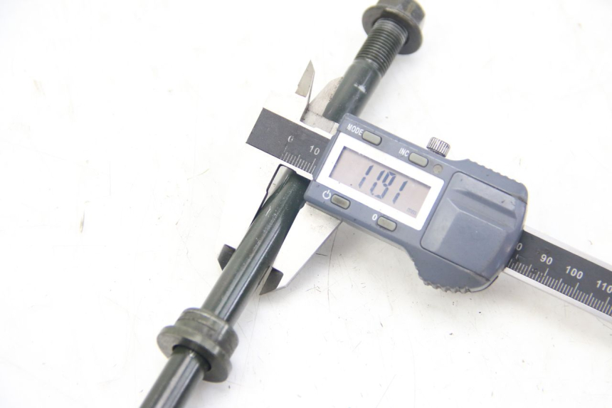 photo de FRONT WHEEL AXLE SYM JET 4 4T 50 (2018 - 2021) - Zoom on usage condition