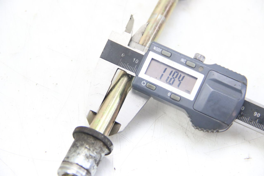 photo de FRONT WHEEL AXLE SYM JET EURO X 2T 50 (2003 - 2007) - Alternative perspective