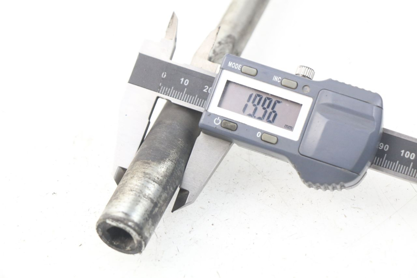 photo de FRONT WHEEL AXLE SYM JOYMAX 250 (2013 - 2017) - Alternative perspective