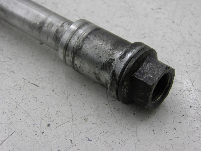 photo de FRONT WHEEL AXLE KAWASAKI ER - 5 500 (1997 - 2000) - Component detail