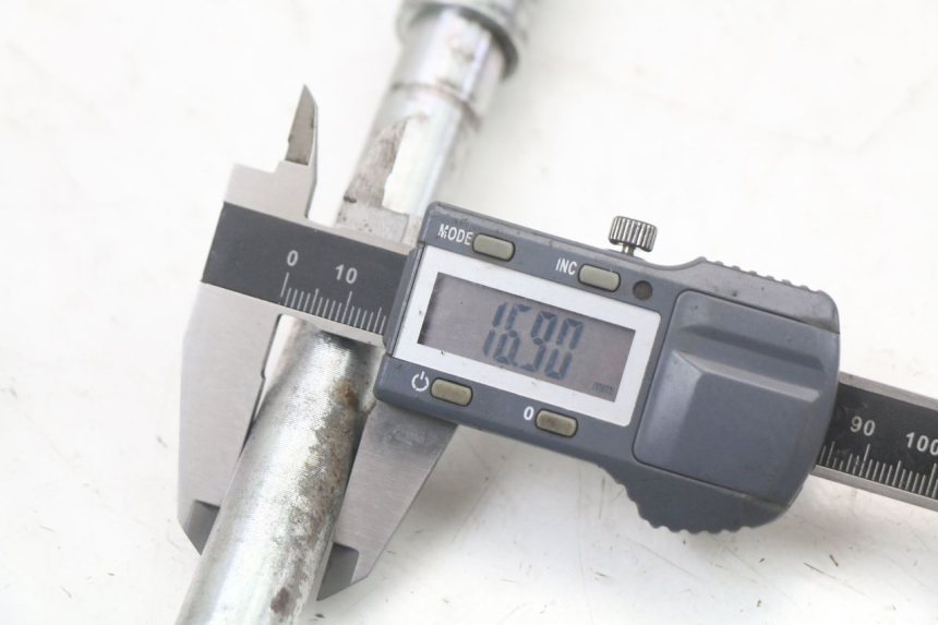 photo de FRONT WHEEL AXLE KAWASAKI GTR 1000 (1994 - 2004) - Technical close-up