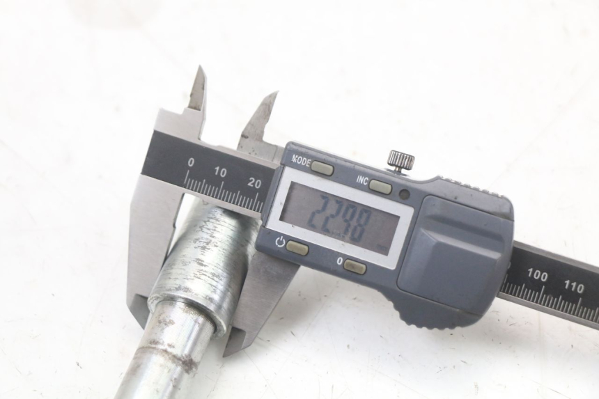 photo de FRONT WHEEL AXLE KAWASAKI GTR 1000 (1994 - 2004) - Product overview