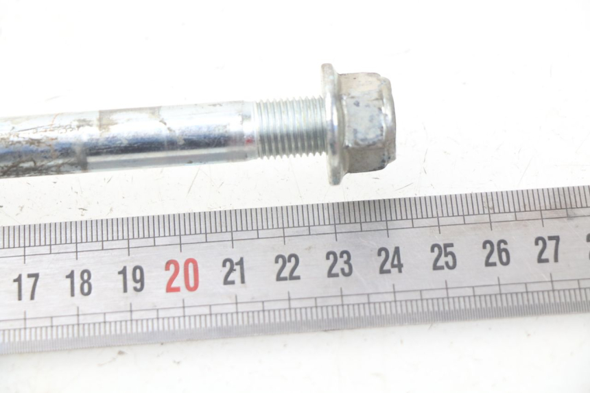 photo de FRONT WHEEL AXLE PEUGEOT KISBEE 2T 50 (2010 - 2017) - Zoom on usage condition