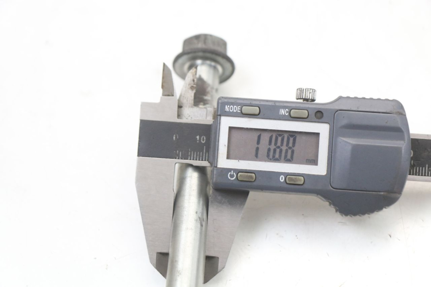 photo de FRONT WHEEL AXLE PEUGEOT KISBEE 2T 50 (2018 - 2022) - Alternative perspective