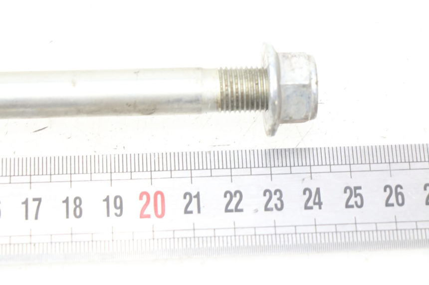 photo de FRONT WHEEL AXLE PEUGEOT KISBEE 4T 50 (2018 - 2022) - Zoom on usage condition