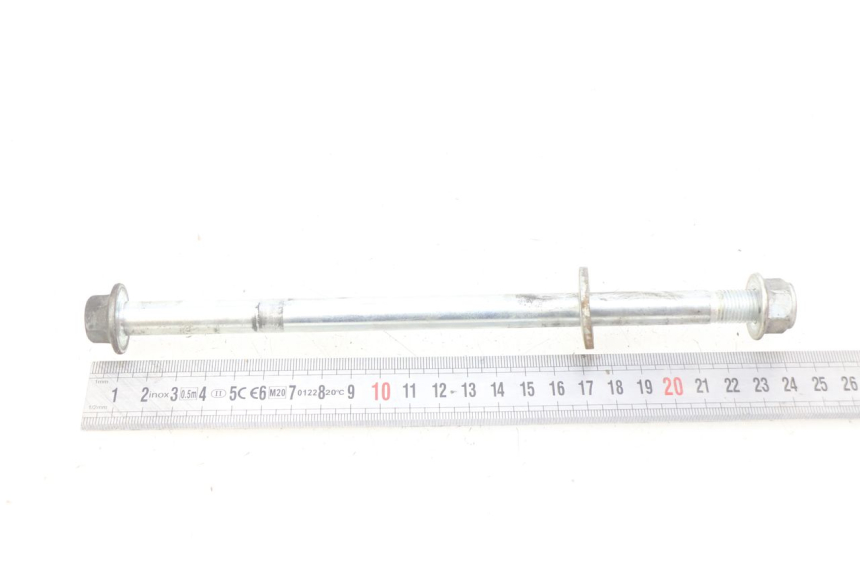 photo de FRONT WHEEL AXLE PEUGEOT KISBEE 4T 50 (2010 - 2017) - Zoom on usage condition