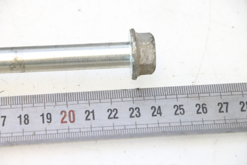 photo de FRONT WHEEL AXLE PEUGEOT KISBEE 4T 50 (2023 - 2026) - Zoom on usage condition