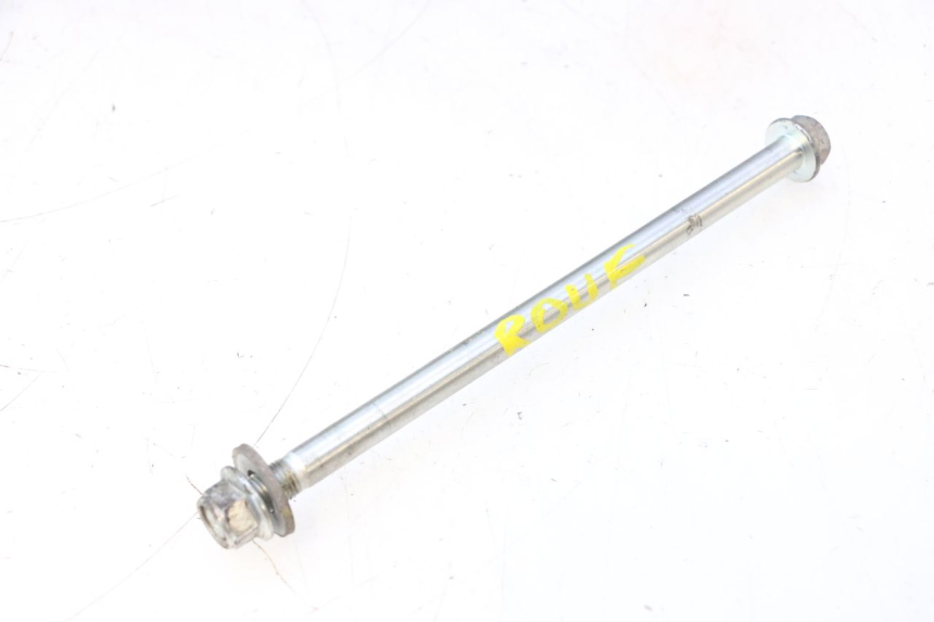 photo de FRONT WHEEL AXLE PEUGEOT KISBEE 4T 50 (2023 - 2026) - Technical close-up