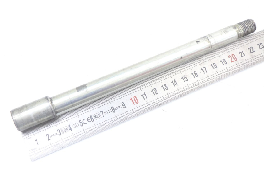 photo de FRONT WHEEL AXLE RENAULT KOURANOS 125 (2001 - 2004) - Zoom on usage condition