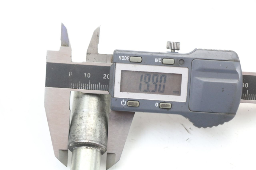 photo de FRONT WHEEL AXLE RENAULT KOURANOS 125 (2001 - 2004) - Technical close-up