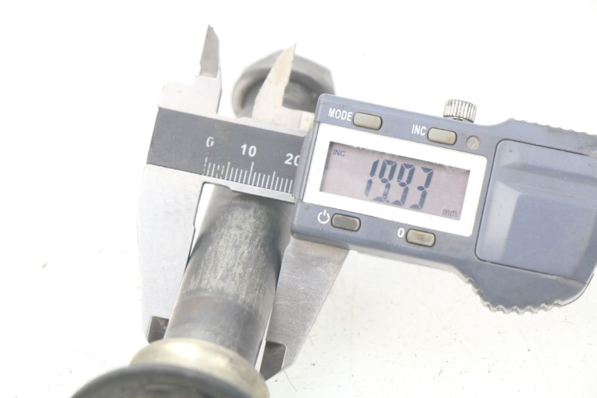 photo de FRONT WHEEL AXLE KAWASAKI KX F KXF 450 (2012 - 2015) - Alternative perspective