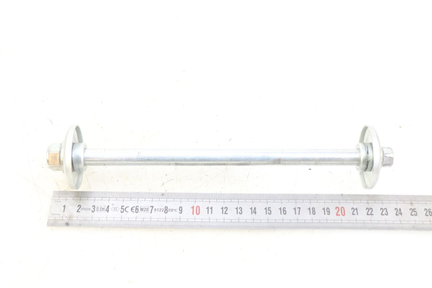 photo de FRONT WHEEL AXLE KAWASAKI KX L 85 (2022 - 2024) - Zoom on usage condition