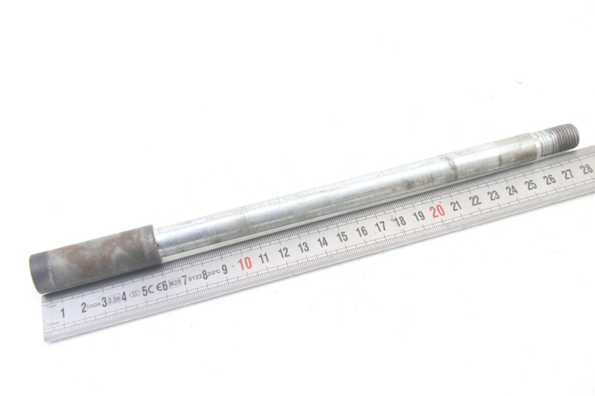 photo de FRONT WHEEL AXLE KYMCO DINK STREET 125 (2009 - 2014) - Zoom on usage condition