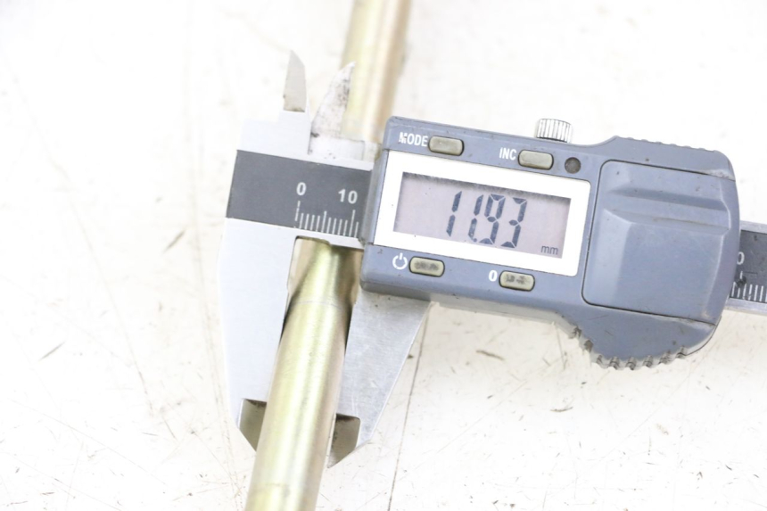 photo de FRONT WHEEL AXLE KYMCO STRYKER OFF ROAD 125 (1999 - 2005) - Component detail