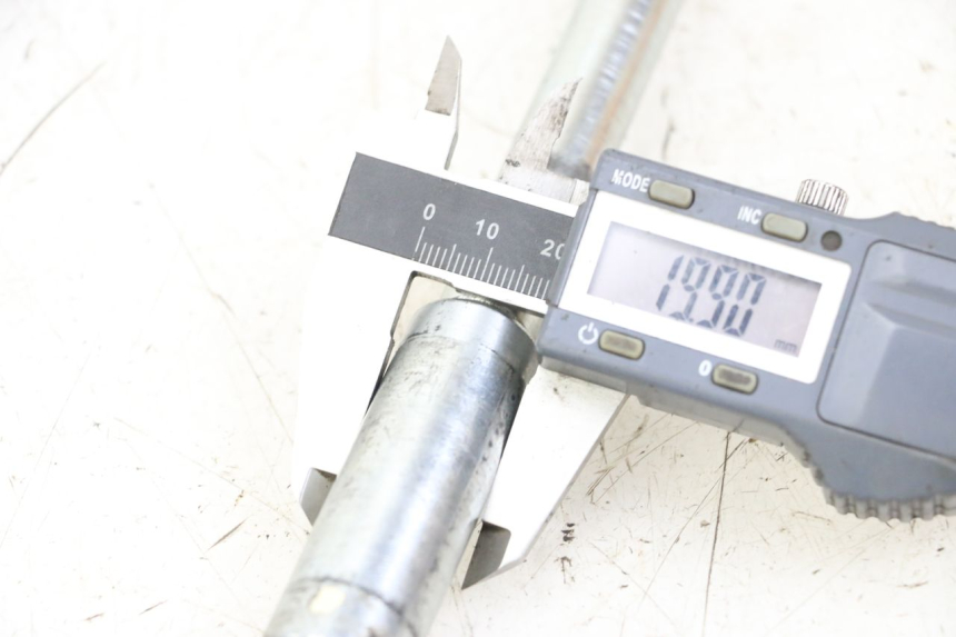 photo de FRONT WHEEL AXLE KYMCO X-TOWN XTOWN 125 (2016 - 2021) - Alternative perspective