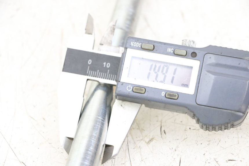 photo de FRONT WHEEL AXLE KYMCO X-TOWN XTOWN 125 (2016 - 2021) - Technical close-up