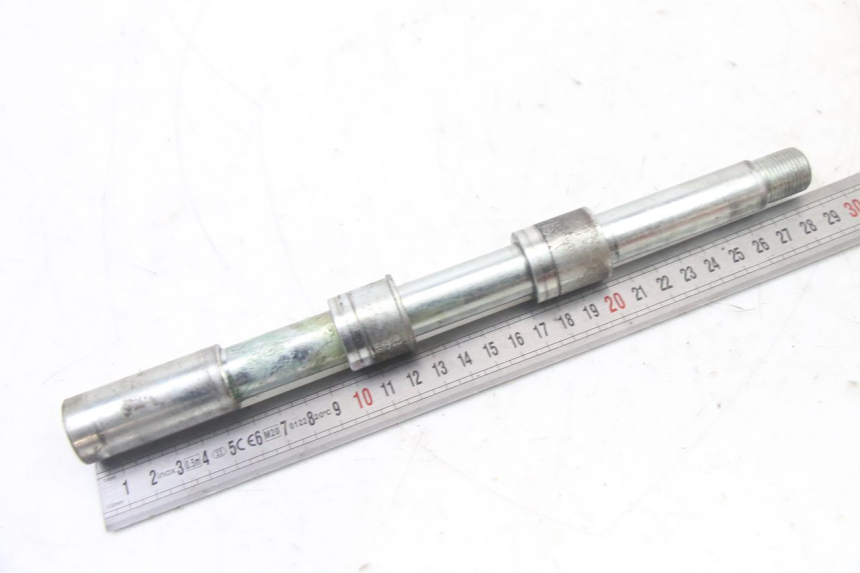 photo de FRONT WHEEL AXLE KYMCO XCITING 500 (2007 - 2010) - Zoom on usage condition