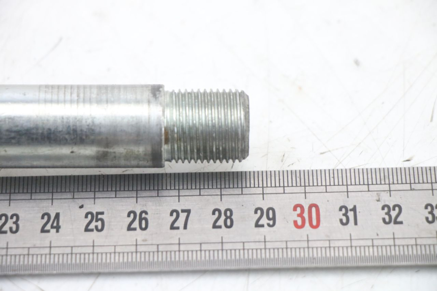 photo de FRONT WHEEL AXLE KYMCO XCITING 500 (2007 - 2010) - Alternative perspective