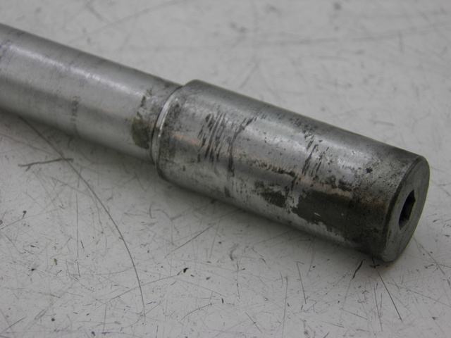 photo de FRONT WHEEL AXLE KYMCO XCITING RI ABS 500 (2010) - Component detail