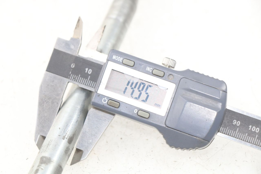 photo de FRONT WHEEL AXLE PIAGGIO LIBERTY 4T 50 (2009 - 2015) - Alternative perspective