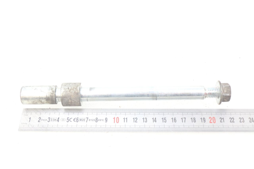 photo de FRONT WHEEL AXLE PIAGGIO LIBERTY 4T 50 (2004 - 2008) - Zoom on usage condition