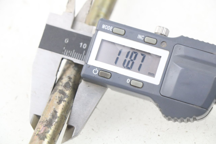 photo de FRONT WHEEL AXLE KYMCO LIKE 2T 50 (2009 - 2018) - Alternative perspective