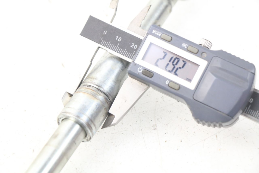 photo de FRONT WHEEL AXLE YCF LITE F 125 - Alternative perspective