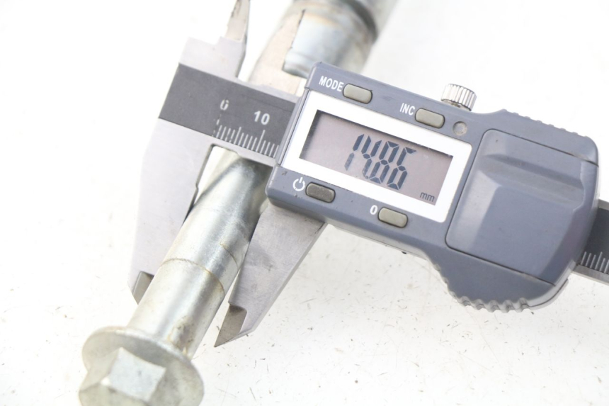 photo de FRONT WHEEL AXLE YCF LITE F 125 - Technical close-up