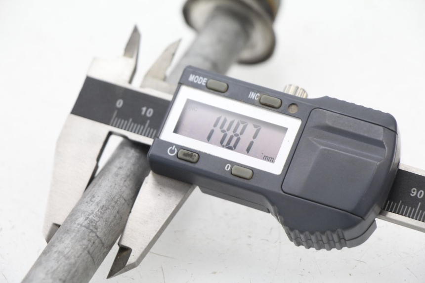 photo de FRONT WHEEL AXLE PEUGEOT LOOXOR 50 (2001 - 2004) - Alternative perspective