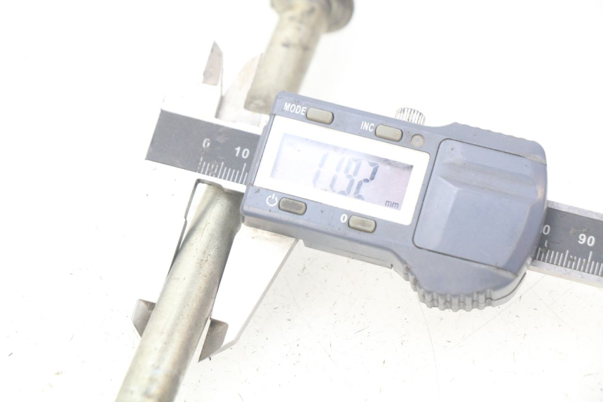 photo de FRONT WHEEL AXLE PEUGEOT LUDIX 50 (2005 - 2007) - Alternative perspective